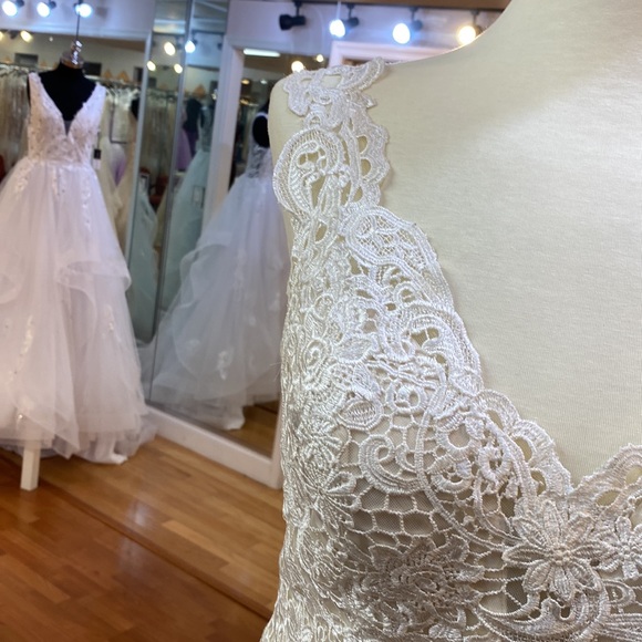 ⭐️SOLD⭐️ Maggie Sottero ivory over light gold wedding gown - Picture 4 of 14